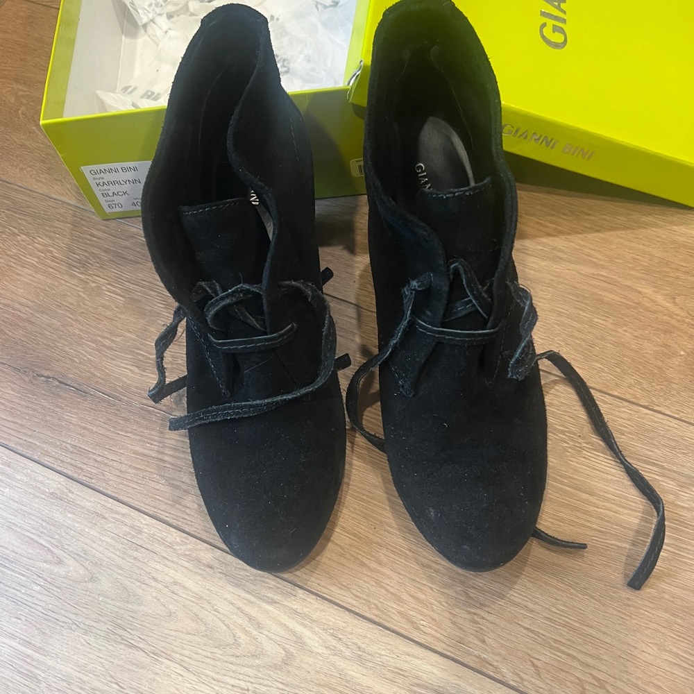 Gianni Bini size 10 Black suede Ankle Boots tie with wedge heel